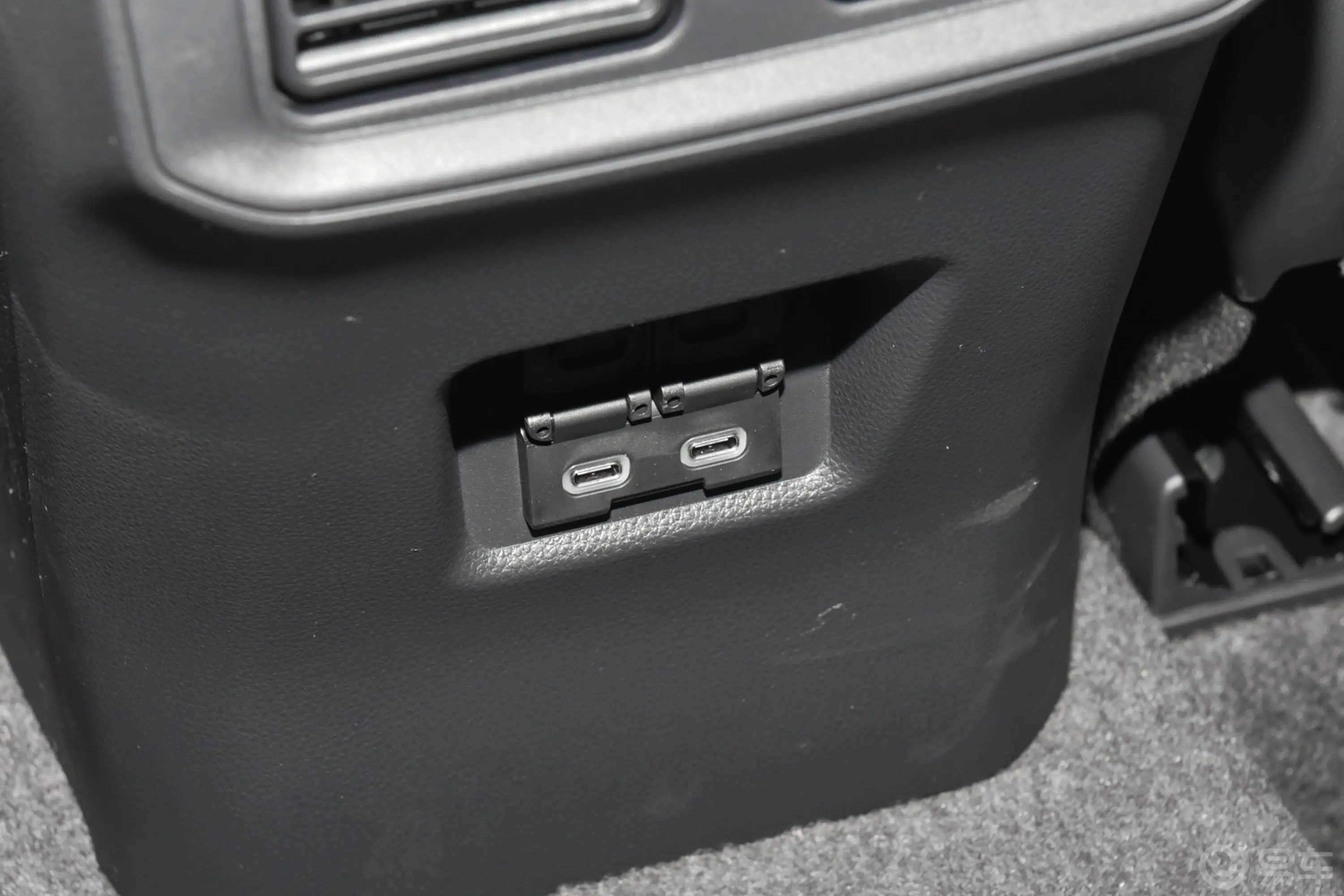 RAV4荣放2.0L 两驱风尚PLUS版后排(第二排)充电口