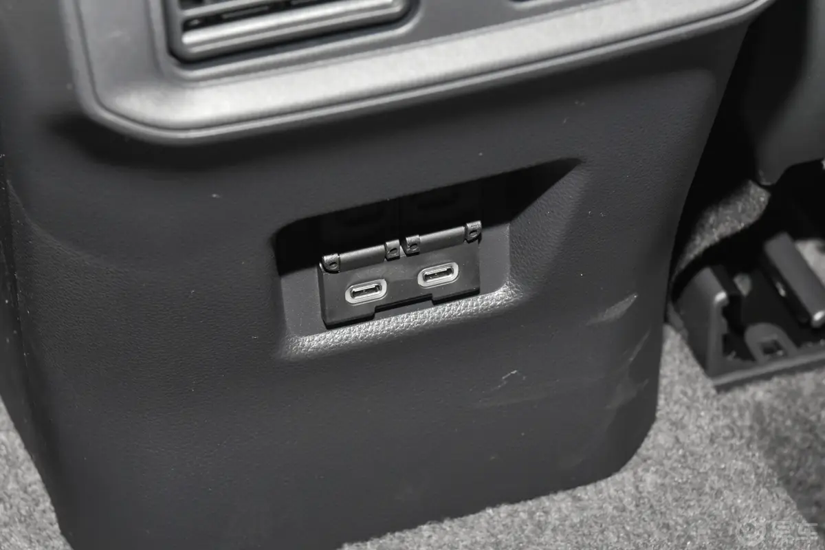 RAV4荣放2.0L 两驱风尚PLUS版后排(第二排)充电口