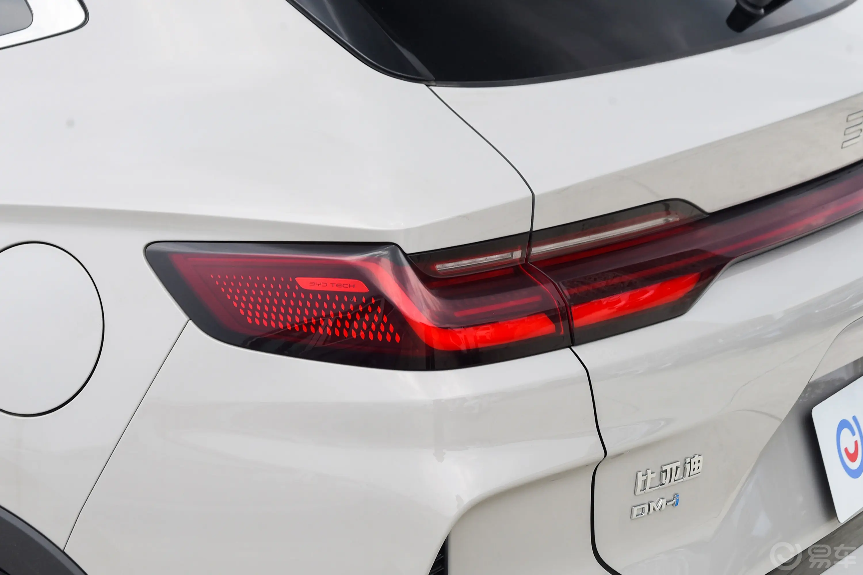 宋PLUS新能源DM-i 1.5L 160km 旗舰型尾灯侧45度俯拍