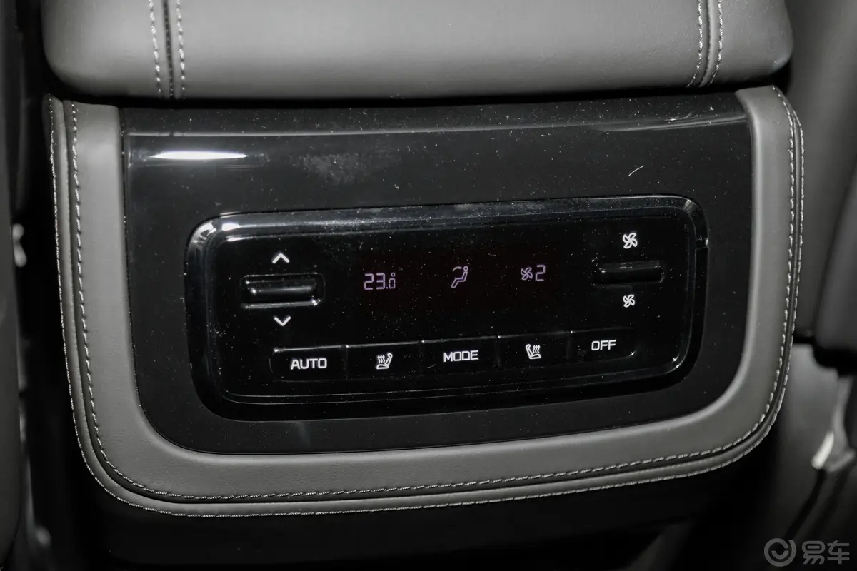 极石011.5T 215km 全能标准续航版 7座后排(第二排)空调控制区