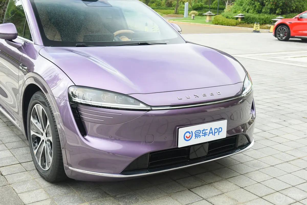 智界R7纯电版 802km 后驱Max前格栅侧俯拍
