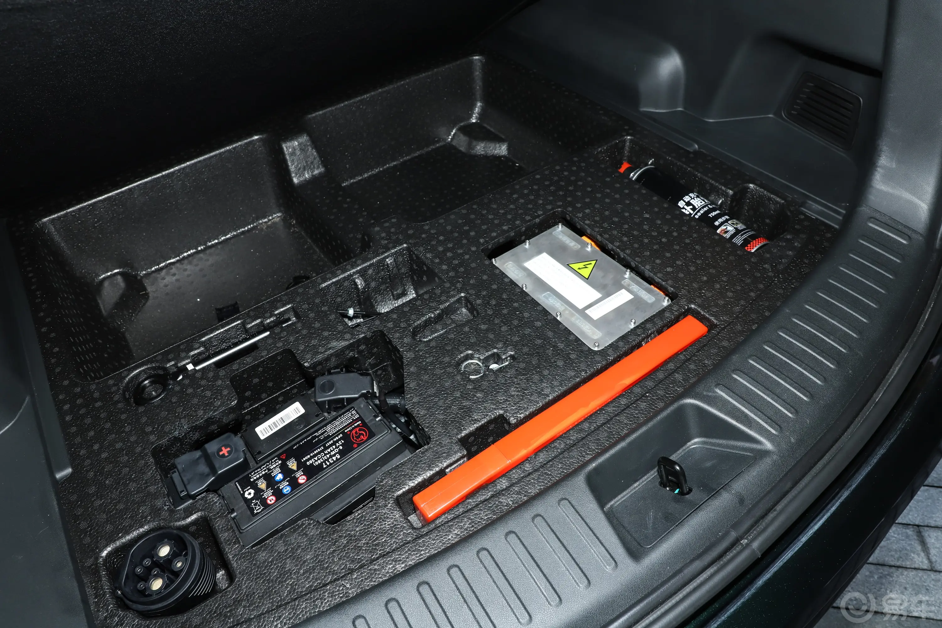 蓝电E5 PLUS1.5L 120km 标准续航版 5座随车工具