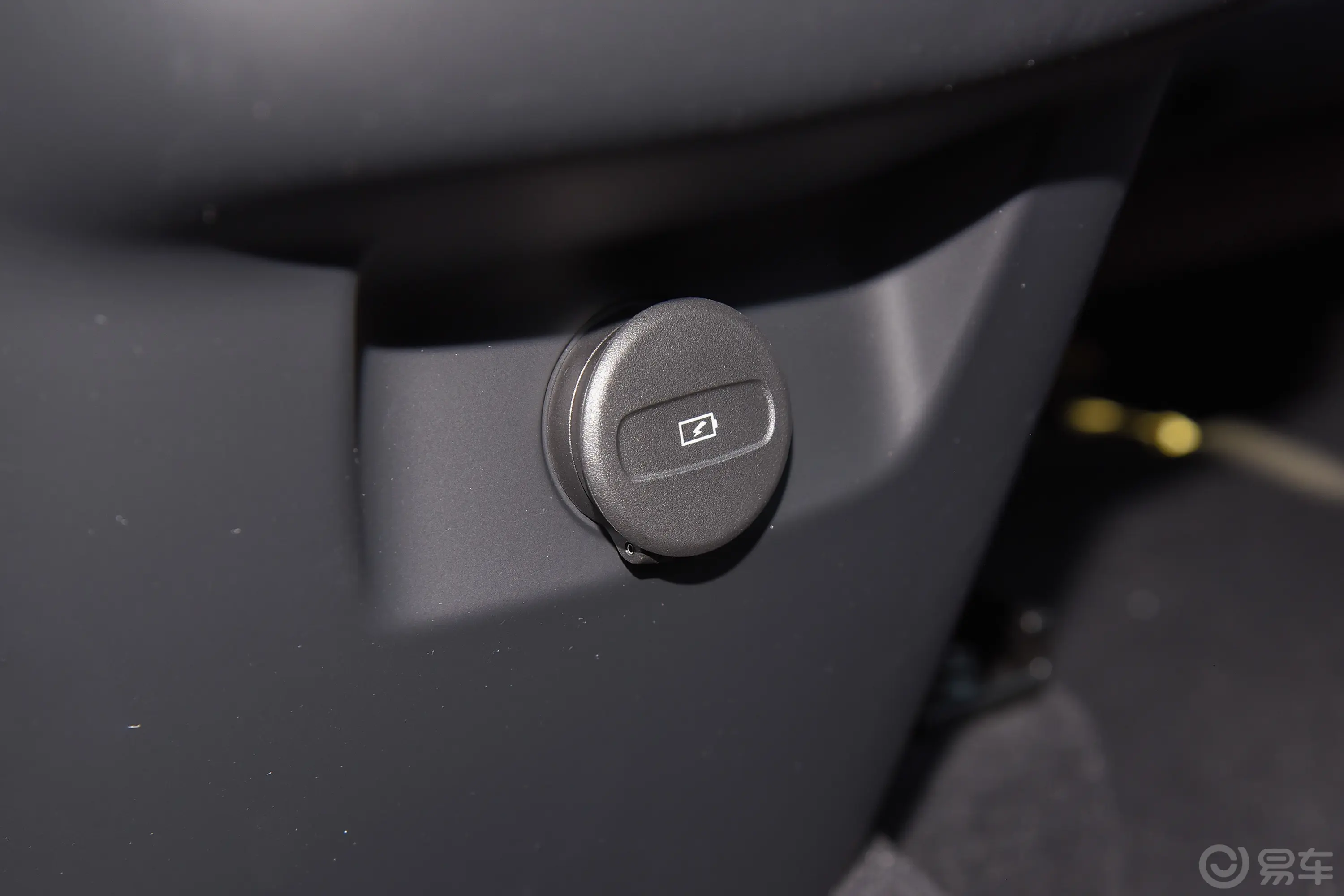 沃尔沃XC90B5 智行豪华版 5座后排(第二排)充电口