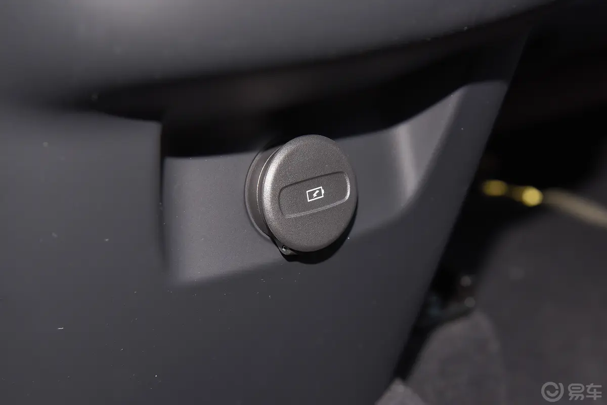 沃尔沃XC90B5 智行豪华版 5座后排(第二排)充电口