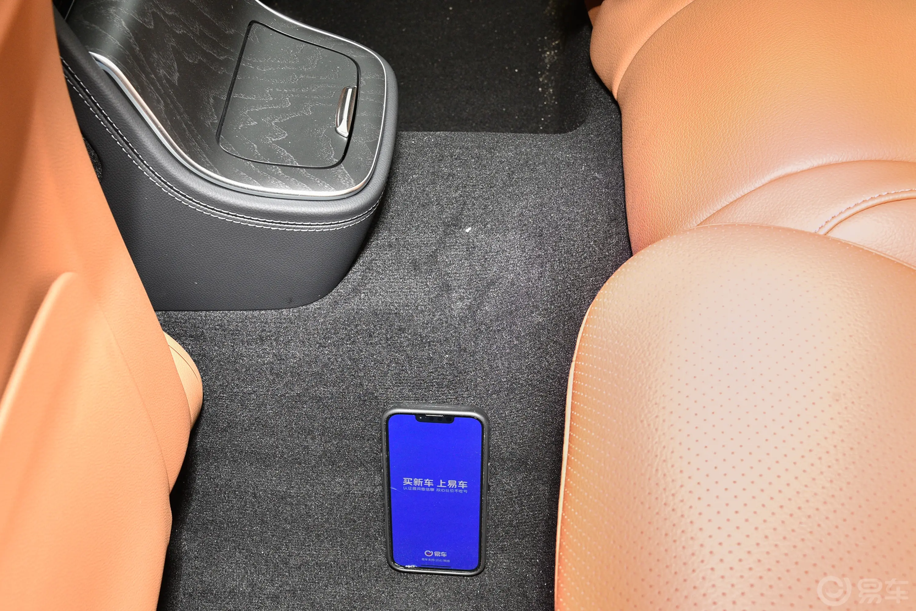 奔驰E级E 300 L 运动豪华型后排地板中间位置