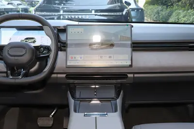 2025款 领克08 EM-P 1.5T 245km 前驱超长续航Pro内饰