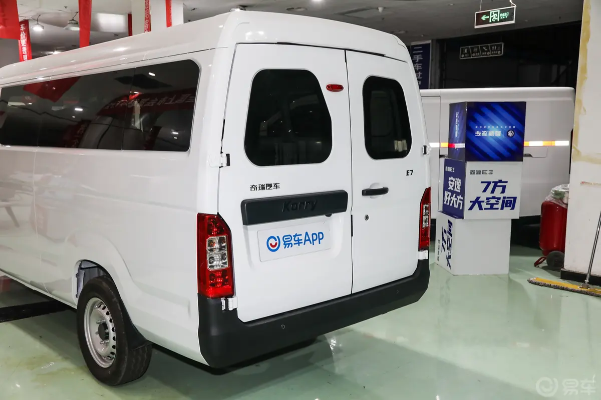 江豚E7268km 客运版 6座车尾特写