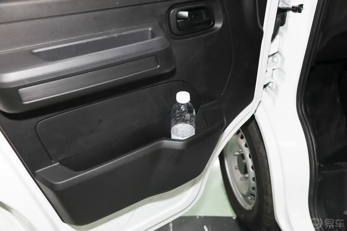 江豚E7268km 客运版 6座主驾驶位