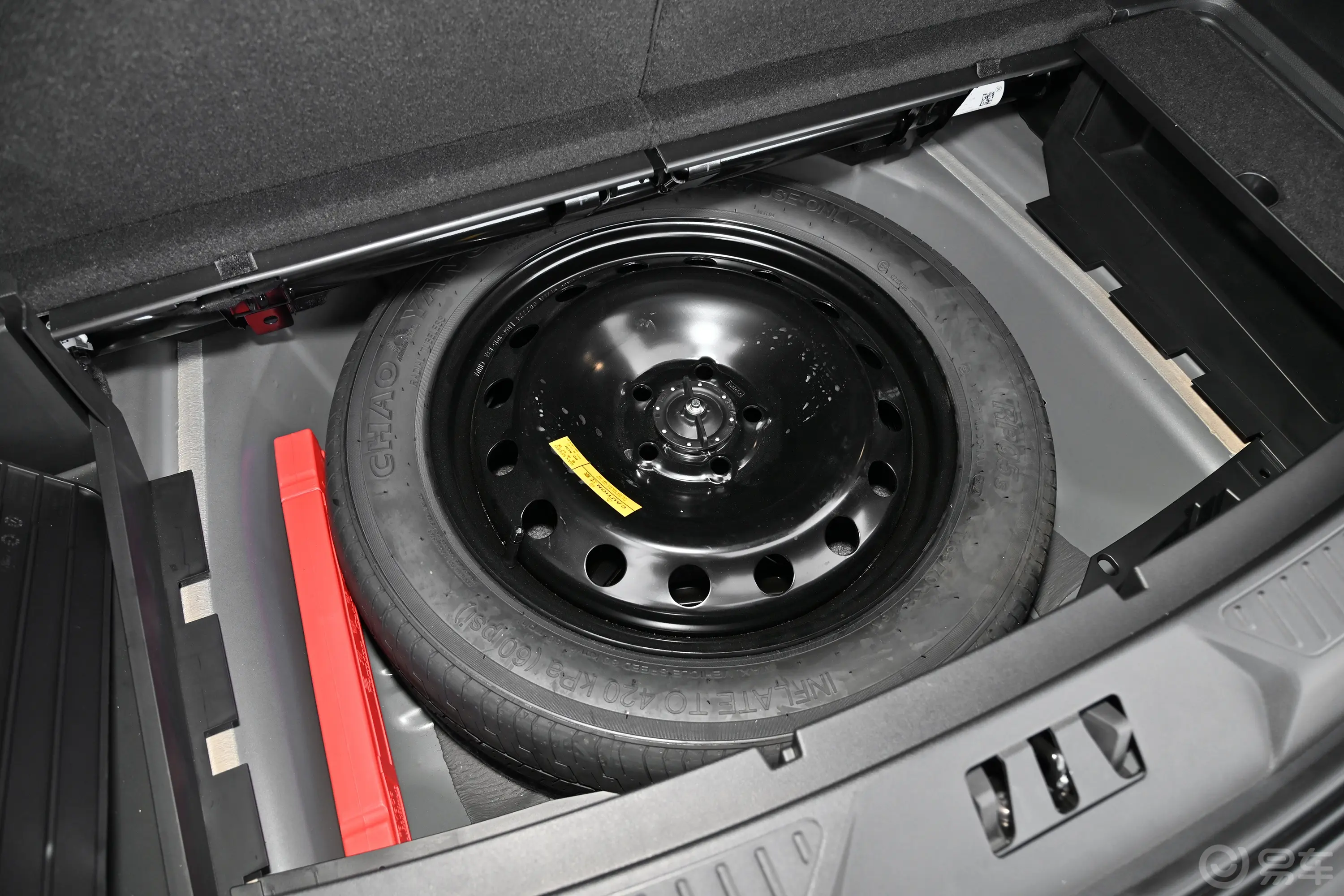 探险者EcoBoost 285 四驱ST-LINE版 6座备胎