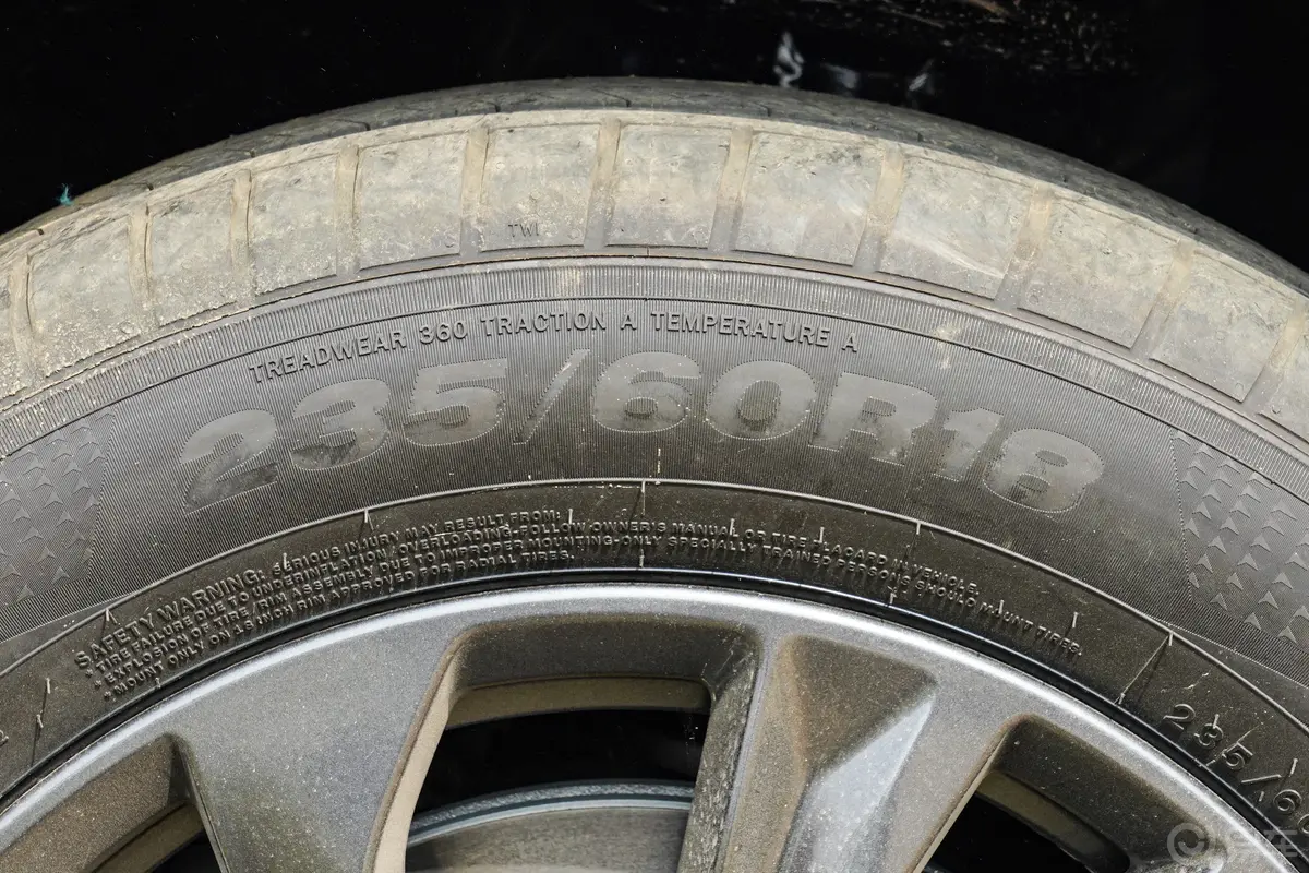 红旗HS52.0T 两驱旗悦Pro版前轮胎尺寸