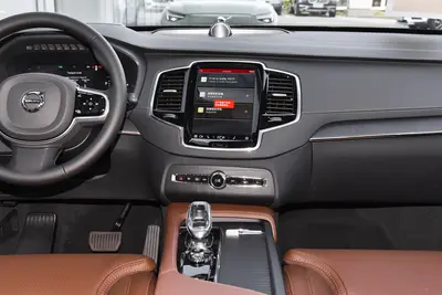 2025款 沃尔沃XC90 插电混动 2.0T 62km 长续航智尊豪华版内饰