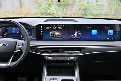 2024款 探险者 EcoBoost 285 四驱风尚plus版 7座内饰
