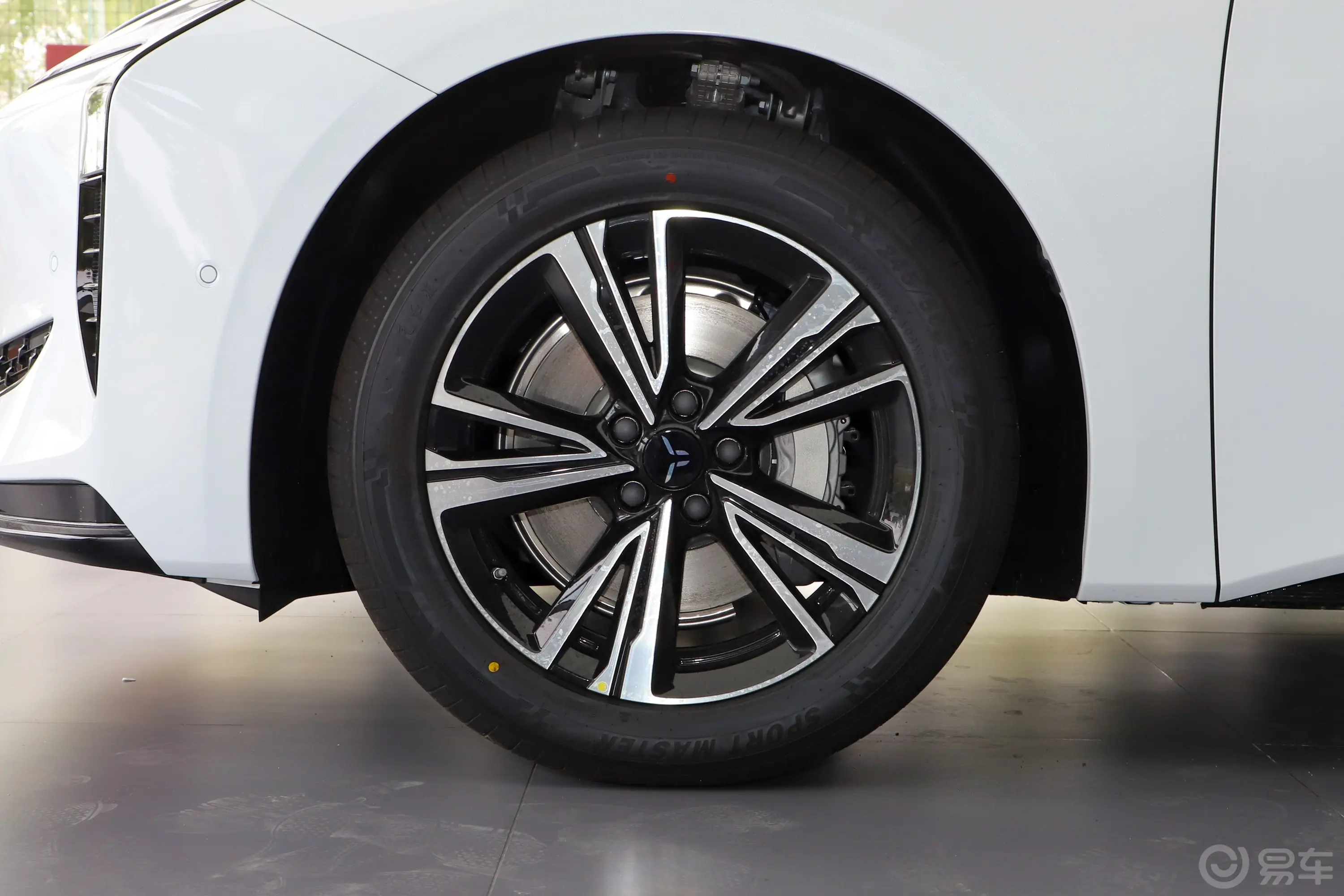 红旗EH7荣耀版 820km 后驱820 Pro前轮毂造型