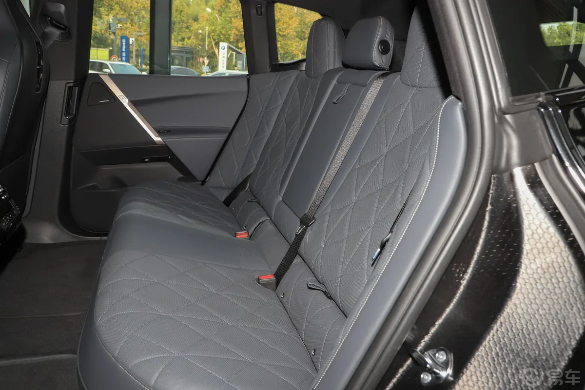 宝马iX改款 xDrive50后排座椅