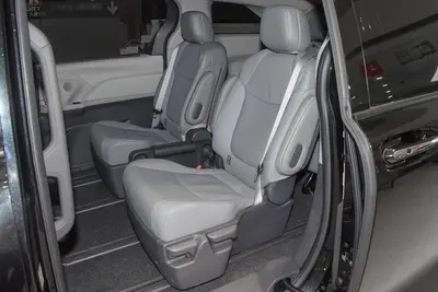 2024款 赛那 双擎 2.5L 两驱豪华版空间