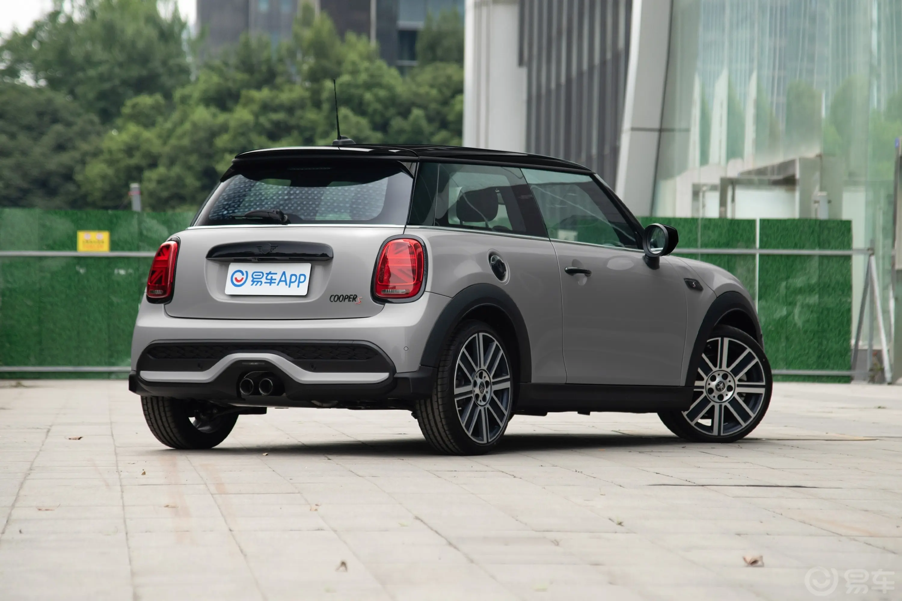 MINI改款 1.5T COOPER 艺术家侧后45度车头向右水平