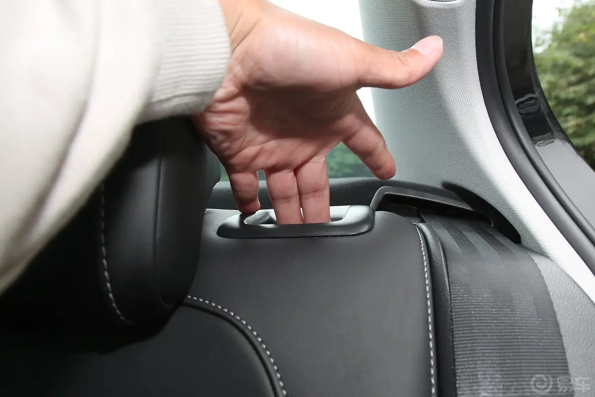 迈腾众享版 280TSI 舒适型后排功能