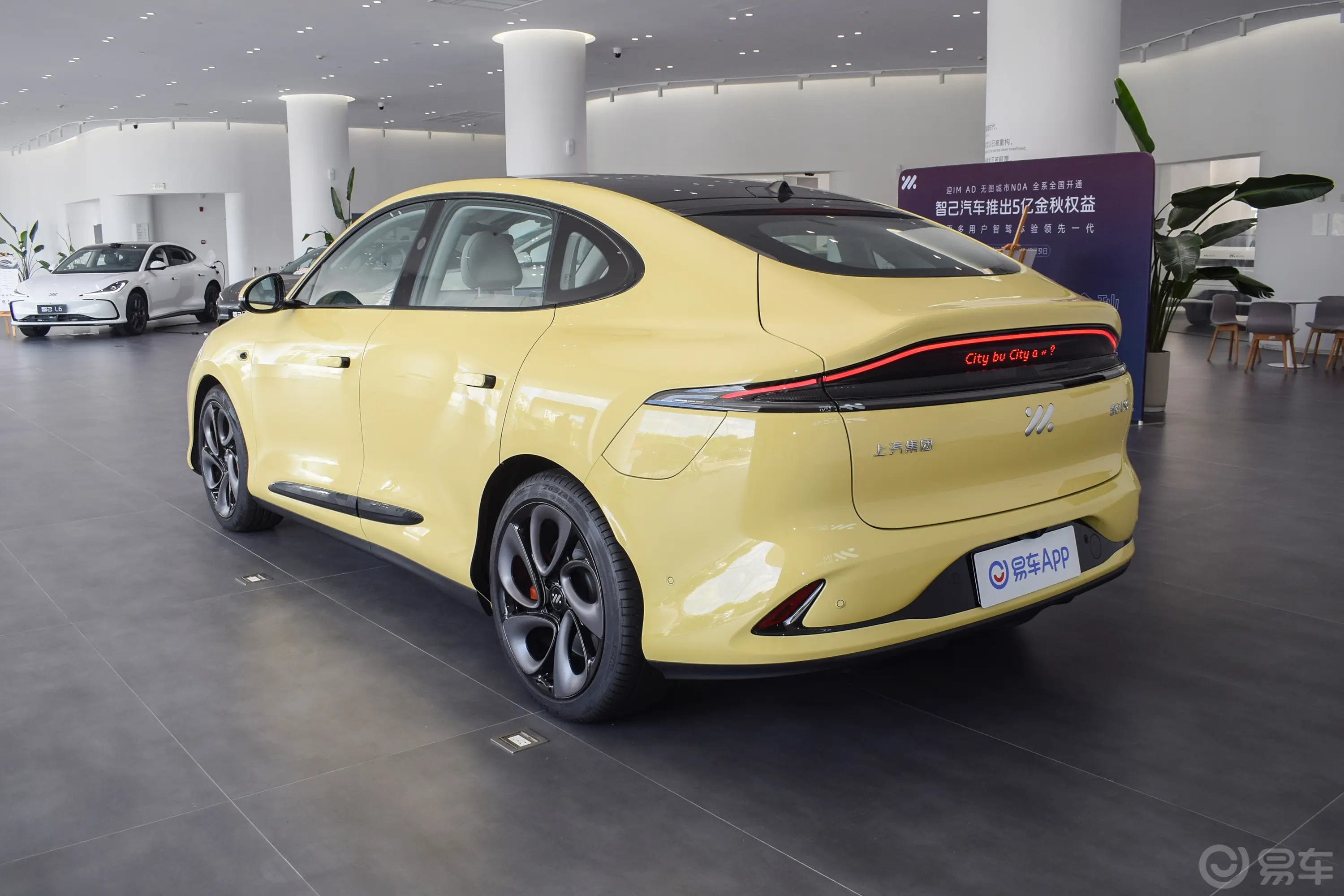 智己LS6701km 后驱长续航灵蜥智享版侧后45度车头向左水平