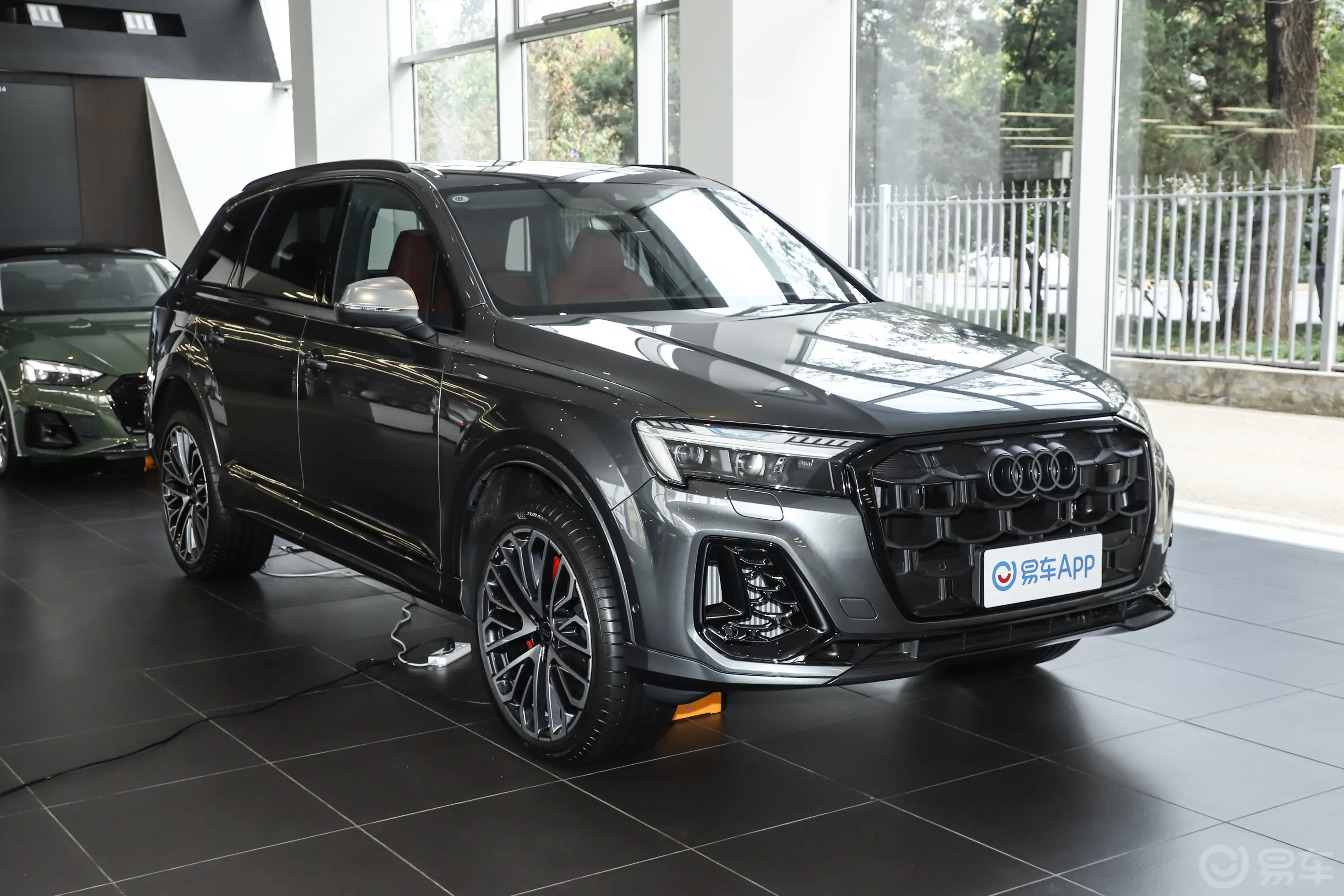 奥迪SQ74.0T 标准版侧前45度车头向右水平