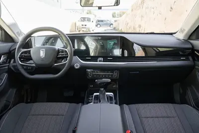 2025款 奔腾B70 龙耀版 1.5T 双离合质享型内饰