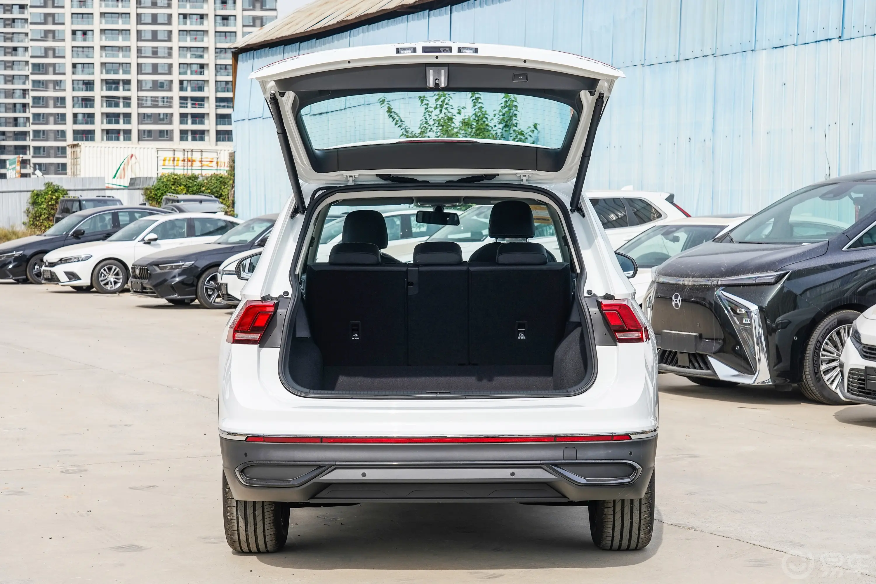 途观L300TSI 两驱龙腾版 5座后备厢