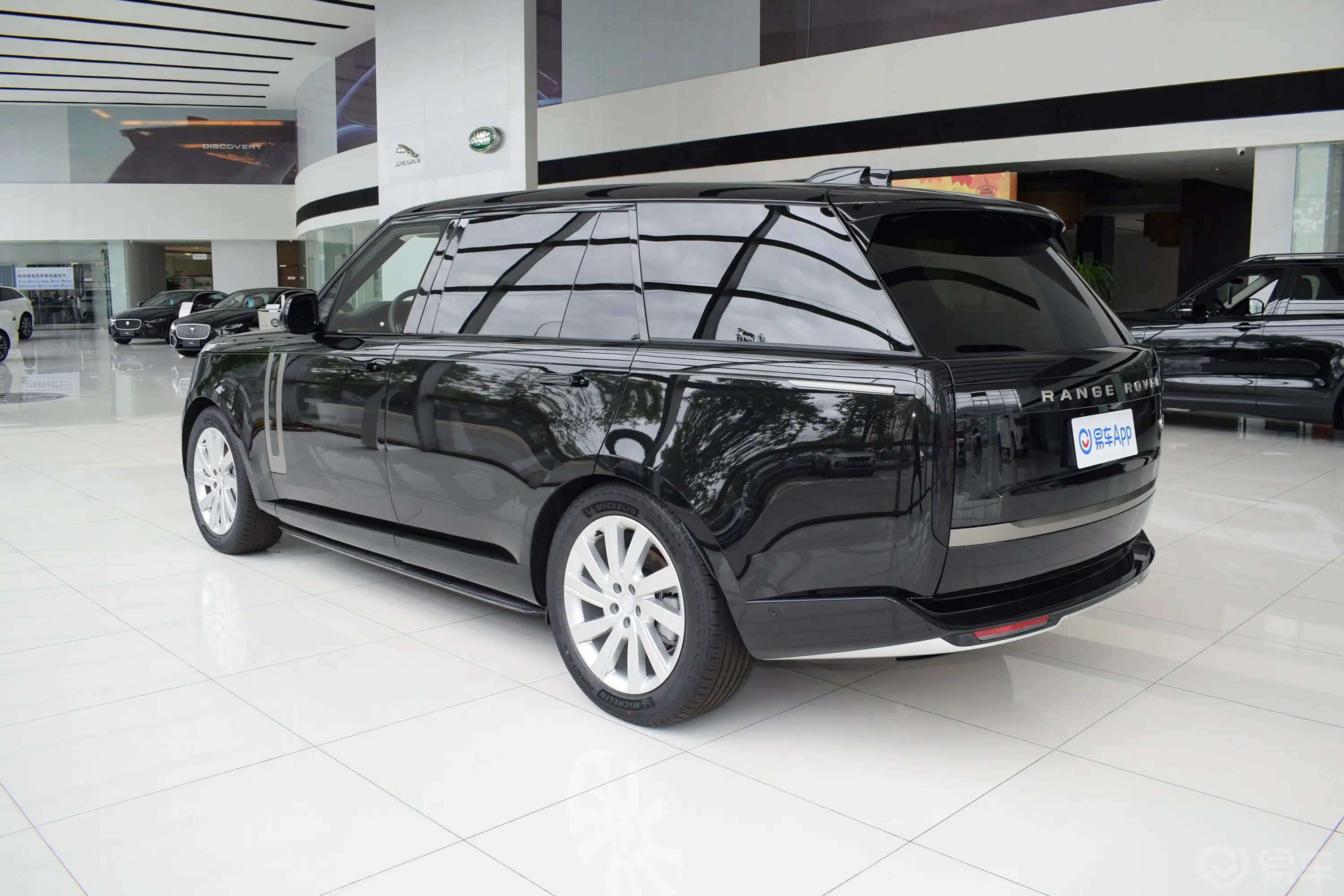 揽胜3.0 L6 400PS 盛世加长版 7座正侧车头向左水平