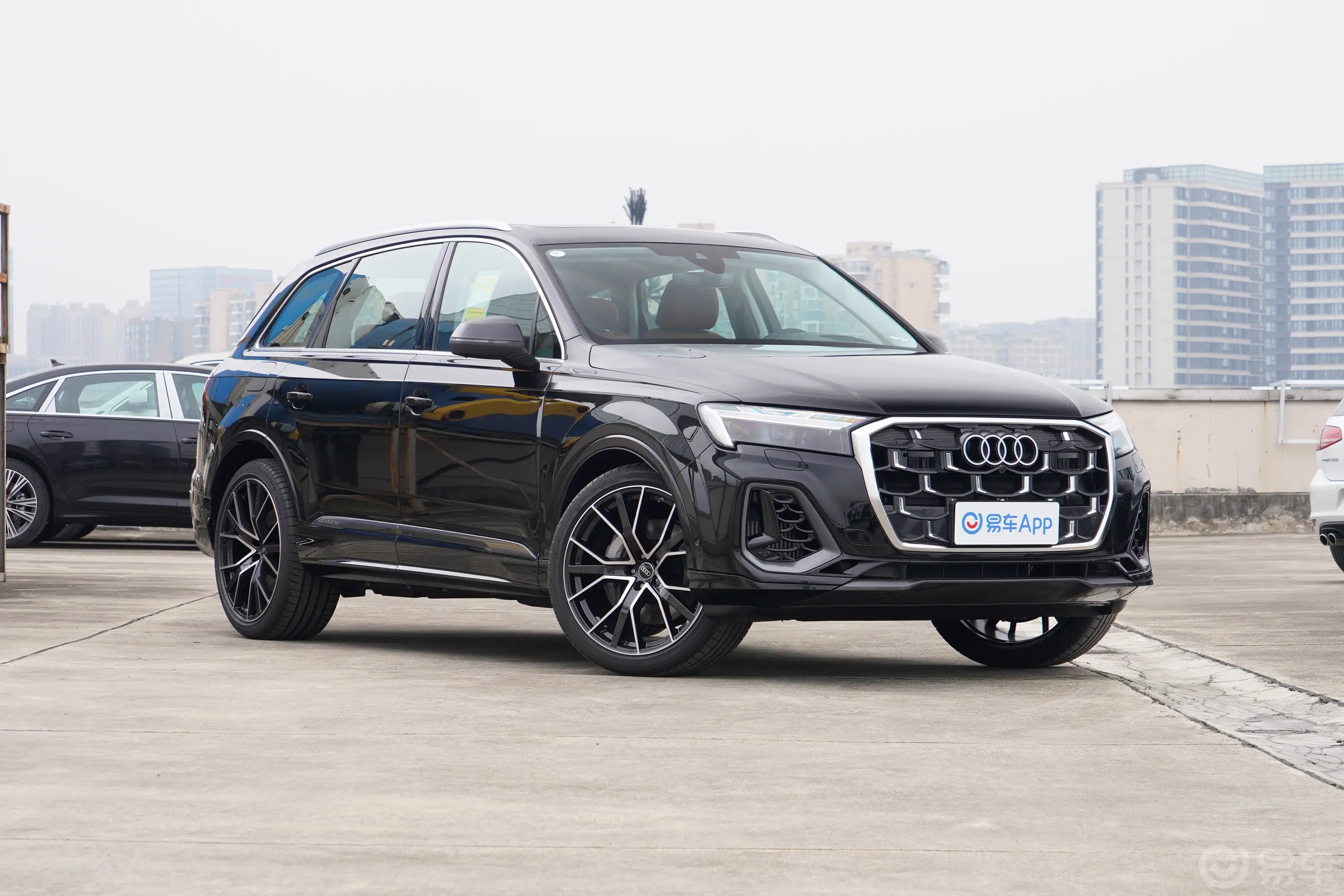 奥迪Q755 TFSI quattro S line尊贵型 7座侧前45度车头向右水平