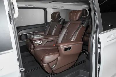 2024款 奔驰V级 V 300 L 长轴距尊贵版空间