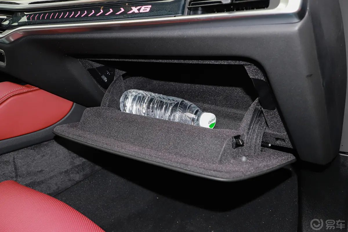宝马X6xDrive40i M运动套装手套箱空间水瓶横置