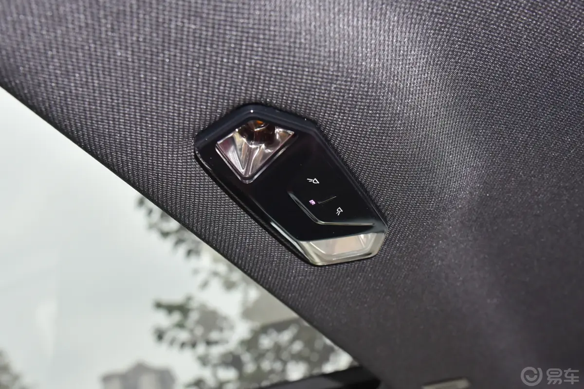 宝马5系(进口)530i 领先型 M运动套装后排功能