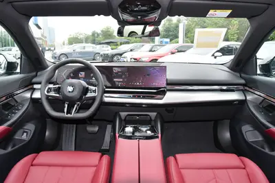 2025款 宝马5系(进口) 530i 领先型 M运动套装内饰