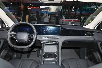 2025款 荣威D7 纯电动 610km 后驱尊荣版内饰