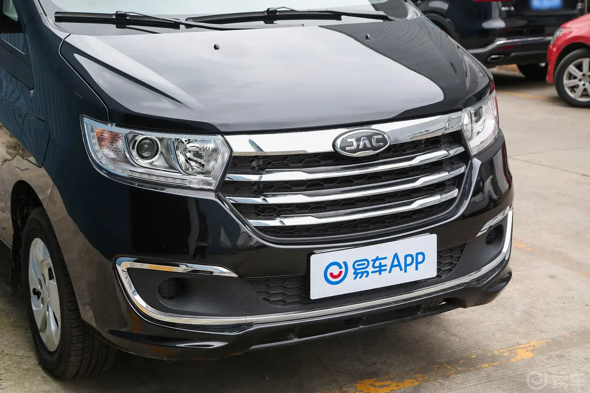 瑞风M3 PHEV2.0L 85km 舒适版 7座前格栅侧俯拍