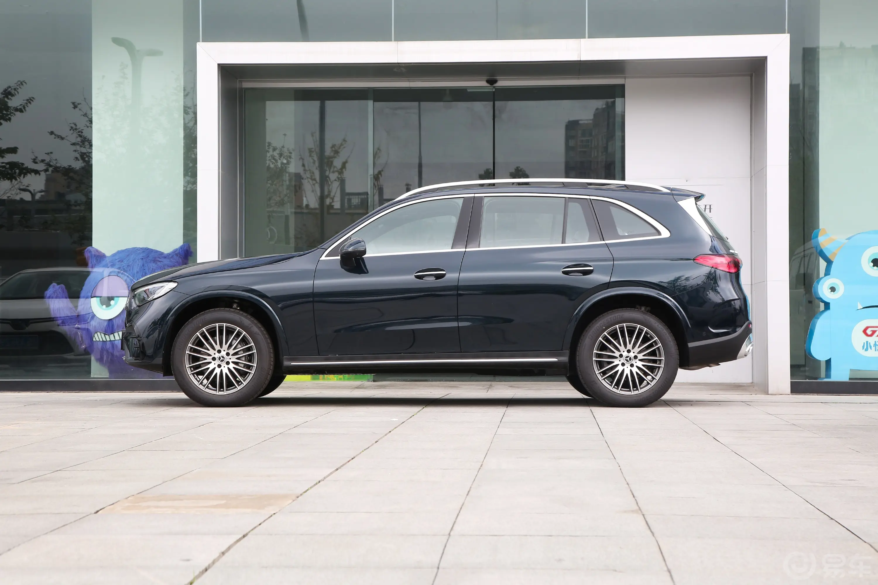 奔驰GLCGLC 300 L 4MATIC 动感型 7座正侧车头向左水平
