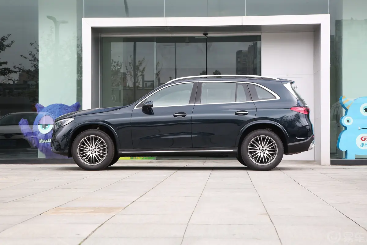 奔驰GLCGLC 300 L 4MATIC 动感型 7座正侧车头向左水平