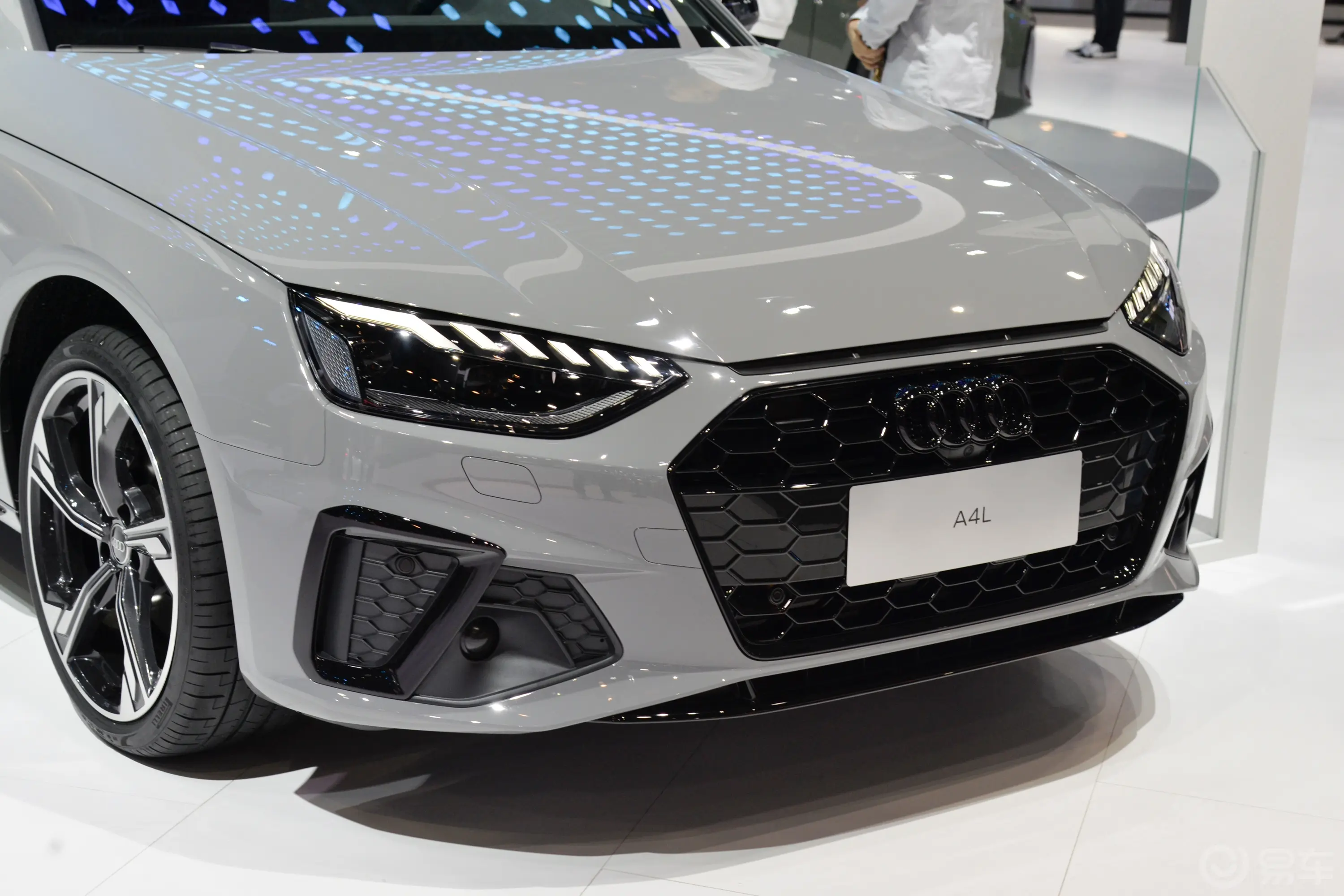 奥迪A4L200万辆悦享版 40 TFSI B&O星夜版外观