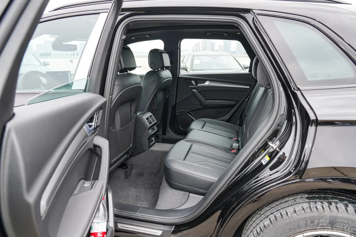 奥迪Q5L40 TFSI 豪华动感型后排空间