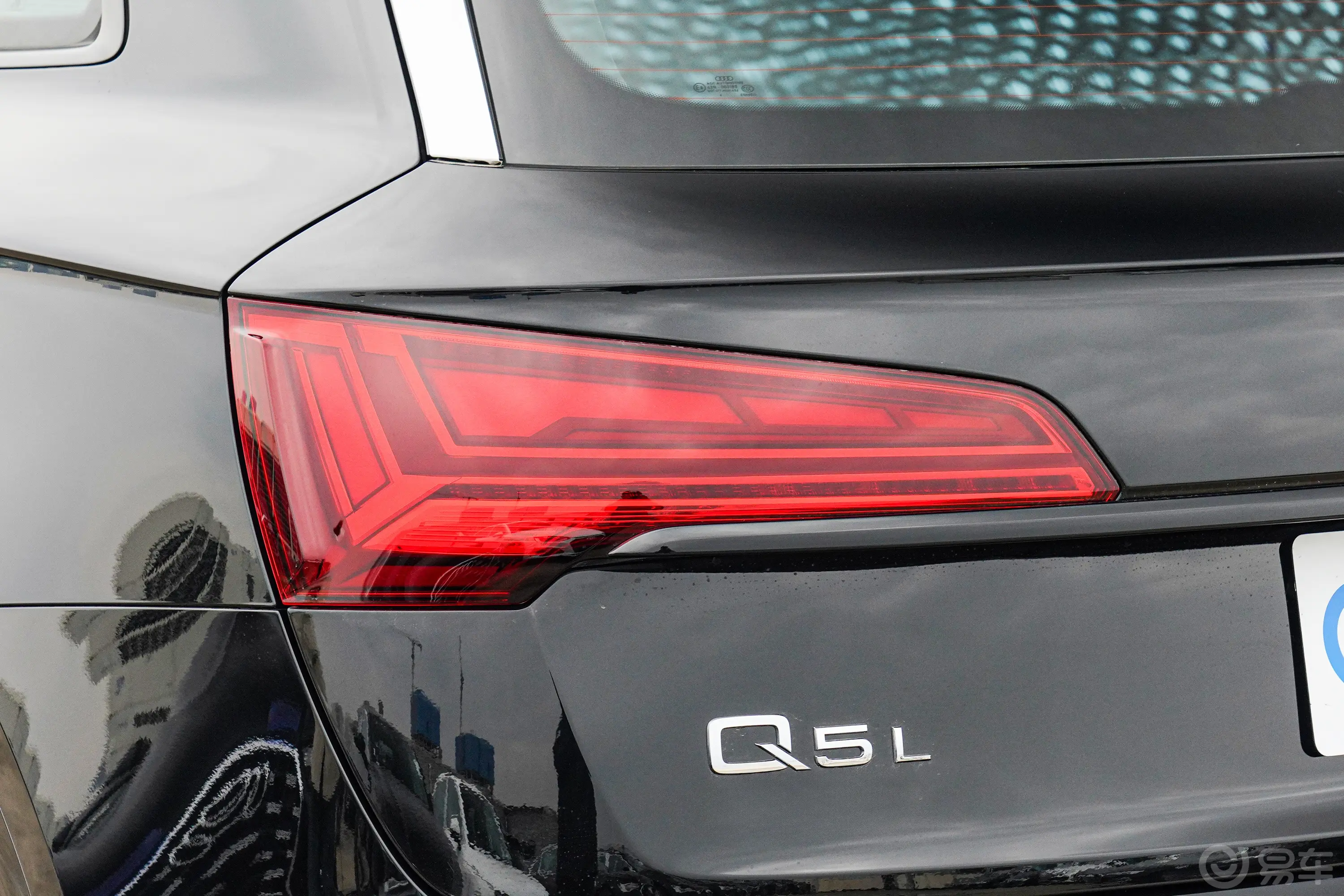 奥迪Q5L40 TFSI 豪华动感型尾灯侧45度俯拍