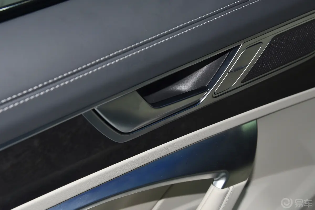 奥迪A6L55 TFSI quattro 旗舰动感型后排