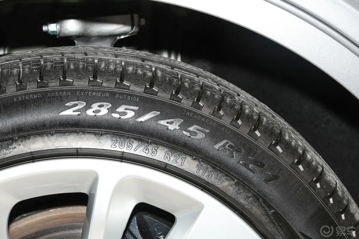 添越4.0T V8 长轴距版前轮胎尺寸