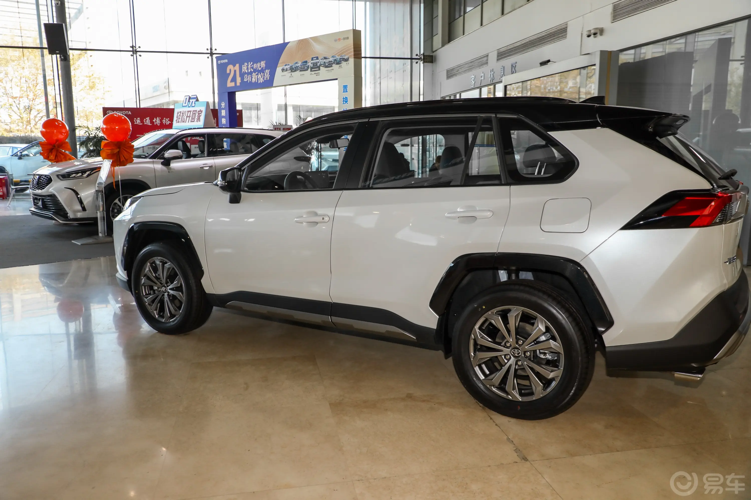 RAV4荣放2.0L 两驱风尚PLUS版外观细节