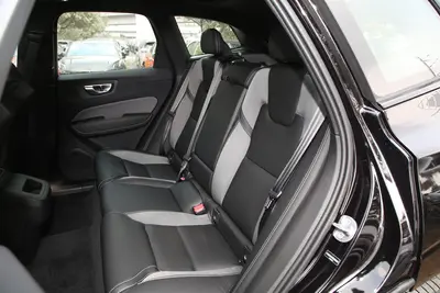 2025款 沃尔沃XC60 B5 四驱智远极夜黑版空间