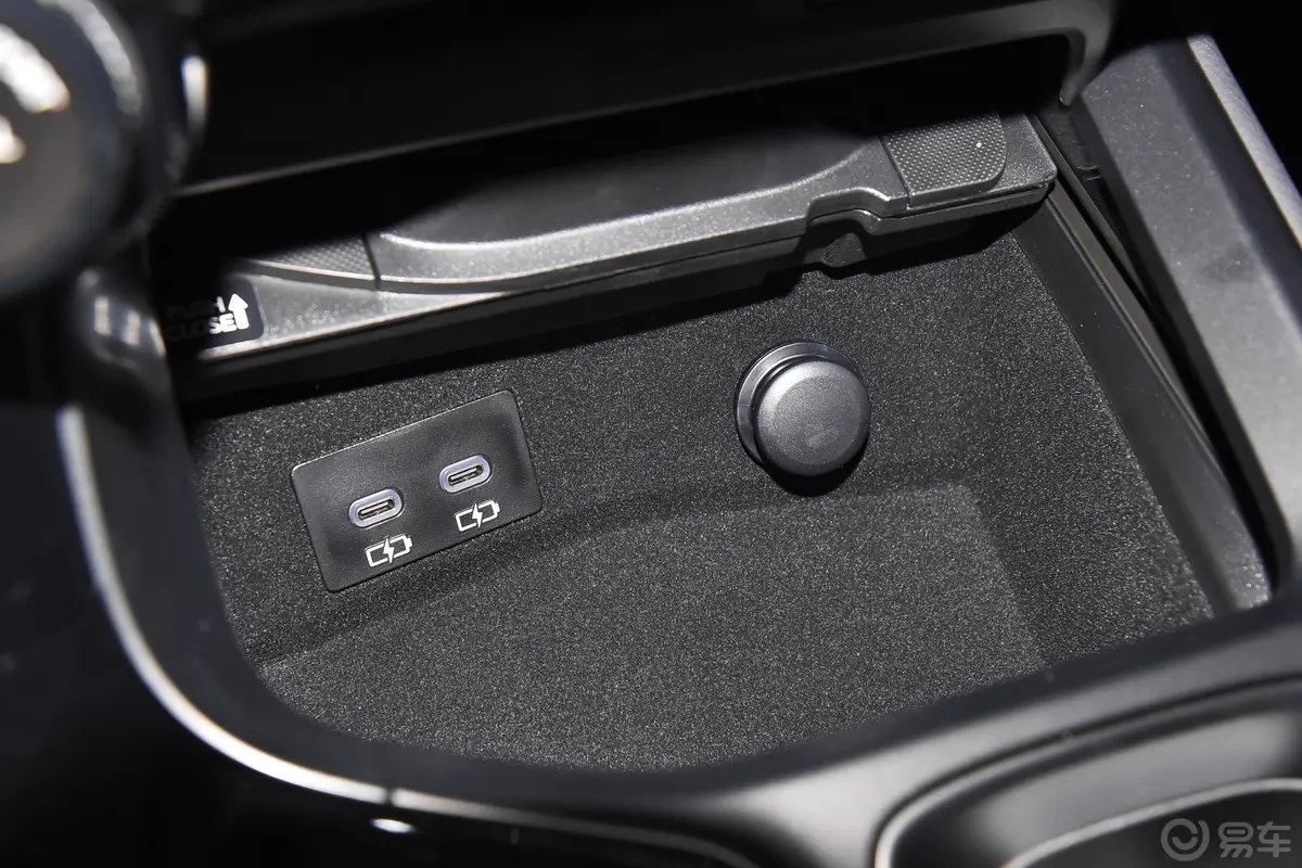 雷克萨斯NX260 两驱特别版中控