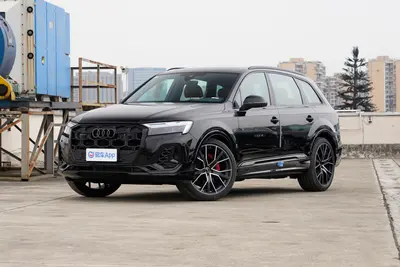 2025款 奥迪Q7 55 TFSI quattro S line冰雪运动型 7座外观