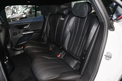 2025款 奔驰EQE EQE 500 4MATIC 豪华版空间