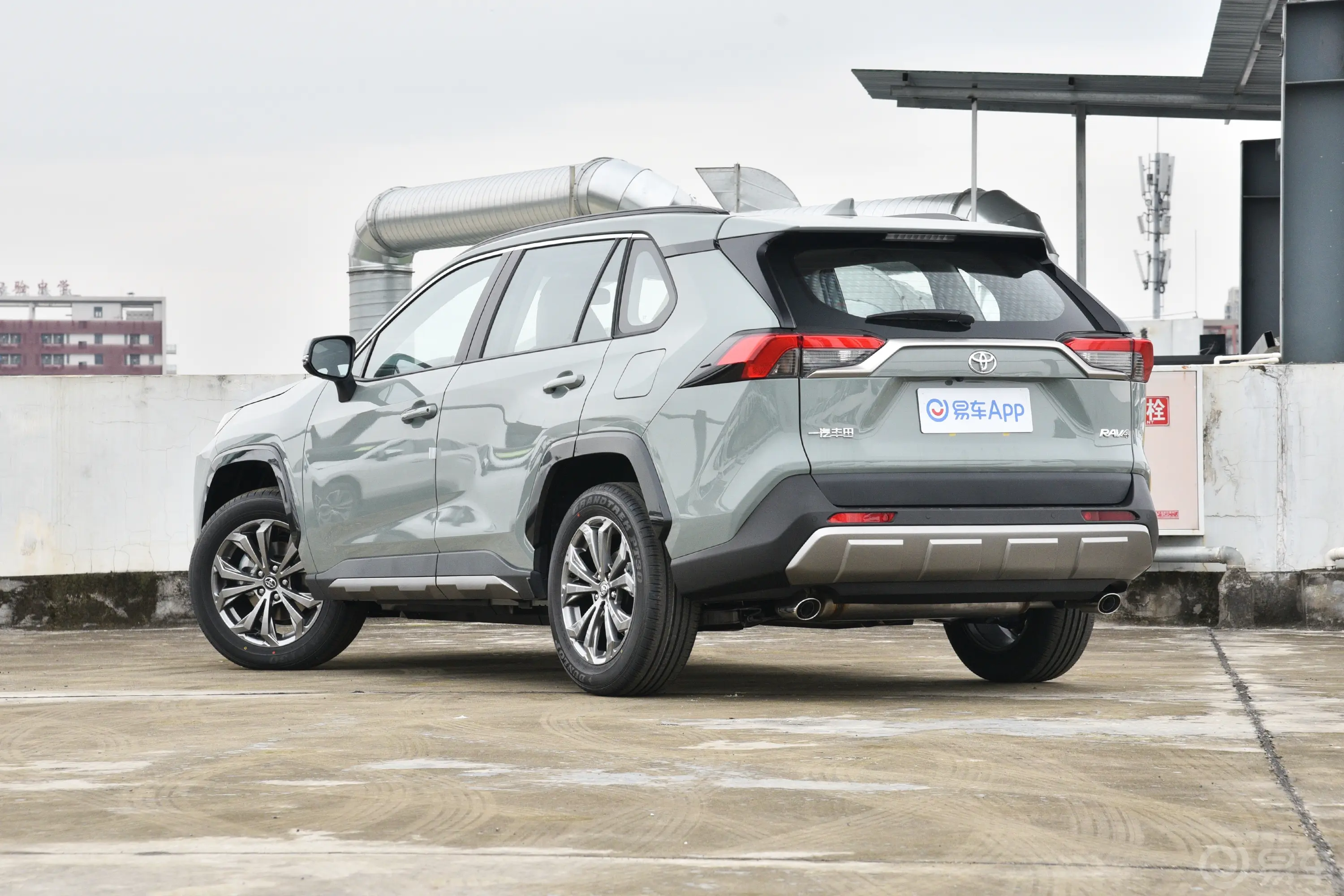 RAV4荣放2.0L 两驱风尚PLUS版侧后45度车头向左水平