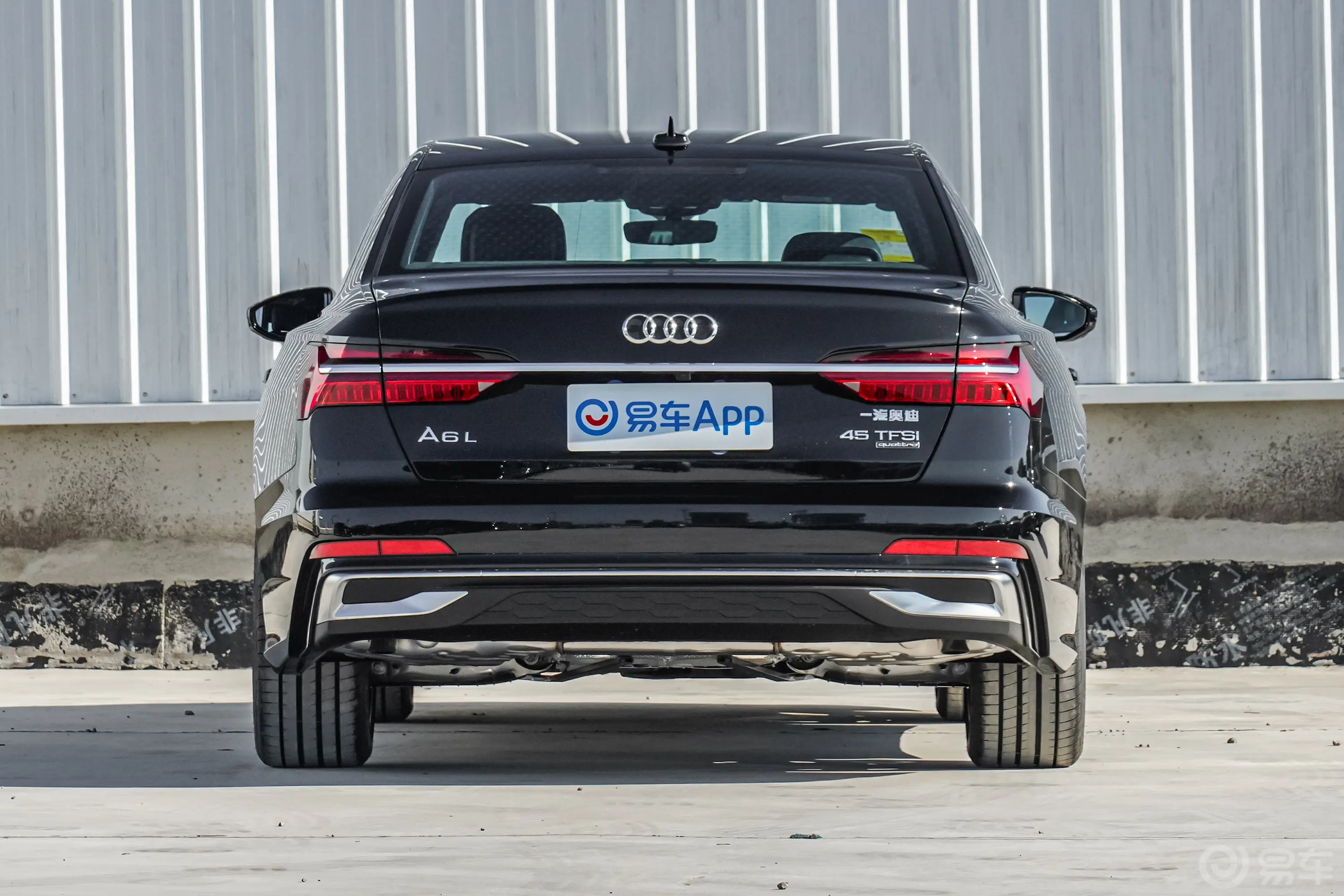 奥迪A6L45 TFSI quattro 臻选动感型正后水平