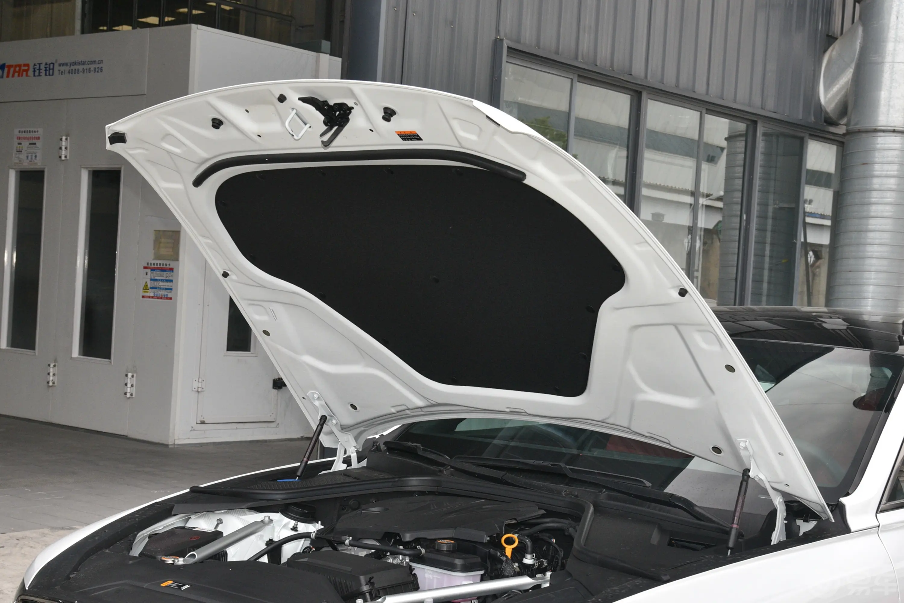 捷尼赛思G802.5T 四驱豪华版前舱盖内侧