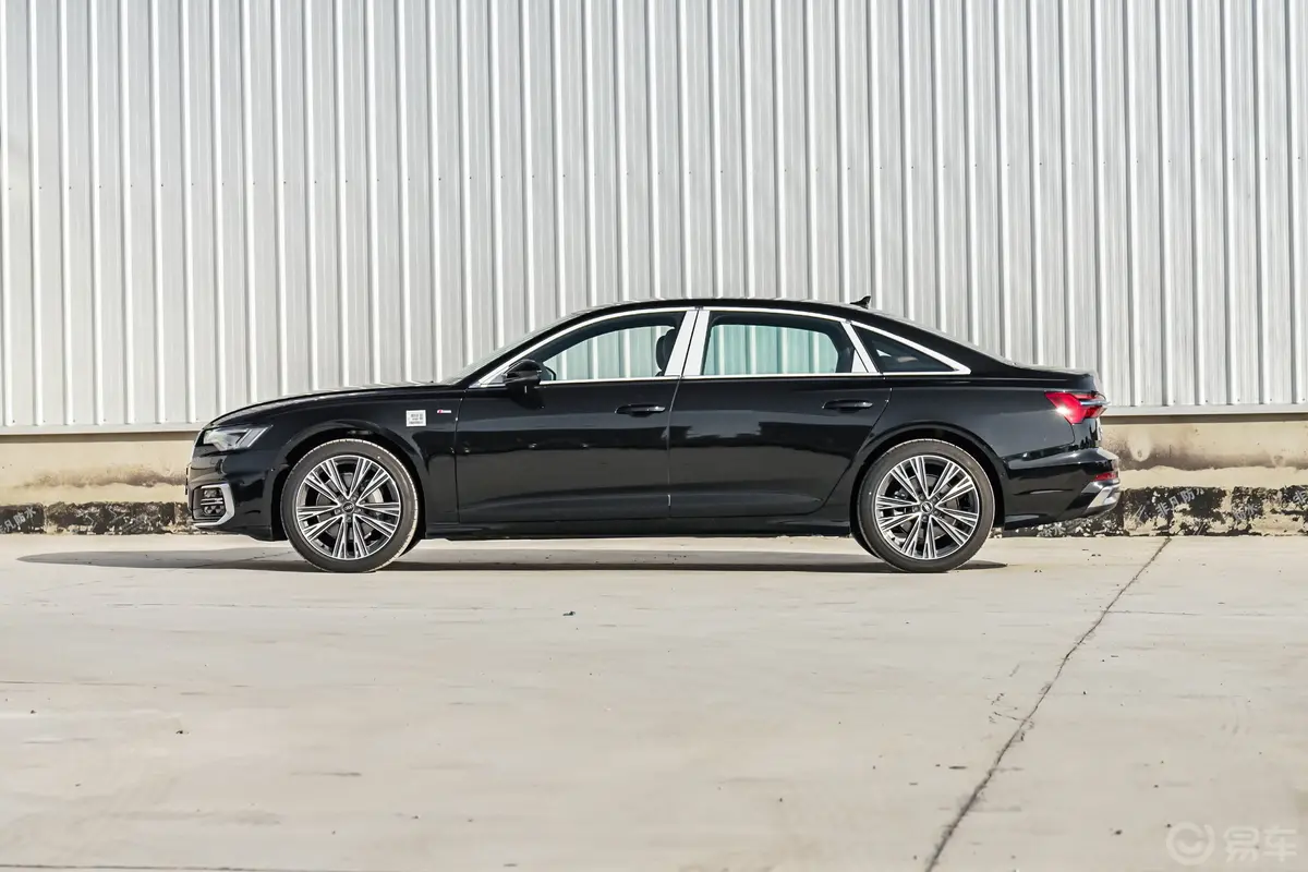 奥迪A6L45 TFSI quattro 臻选动感型正侧车头向左水平