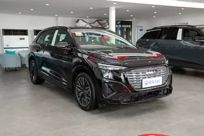 2024款 奥迪Q5 e-tron 40 e-tron 星耀型 星骑士版机甲套装外观